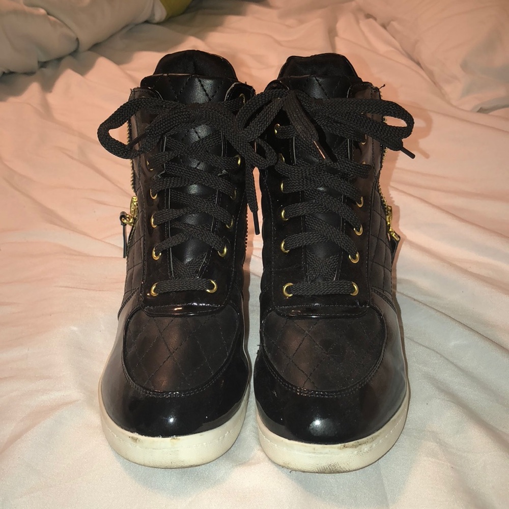 Leather/patented wedge sneaker